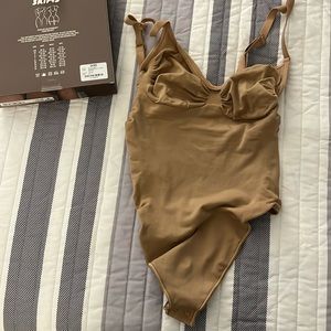 Skims seamless sculpt thong bodysuit color ochre size medium